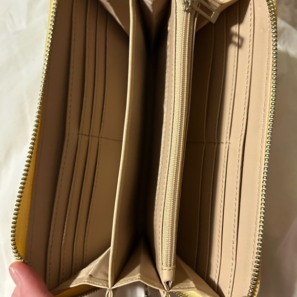 Guess handbag and clutch wallet - Picture 9 of 9